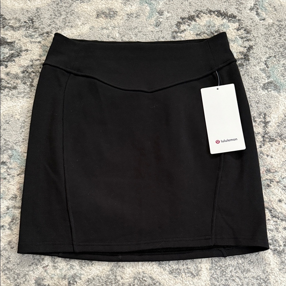 Lululemon Scuba High Rise Mini Skirt in Black